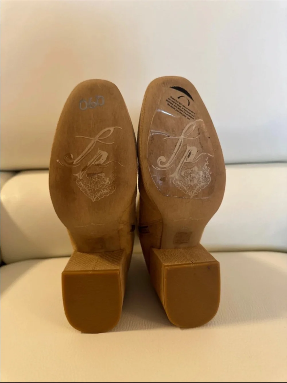 FREE PEOPLE WOMEN’S TAN SUEDE BLOCK HEEL ANKLE BOOTS